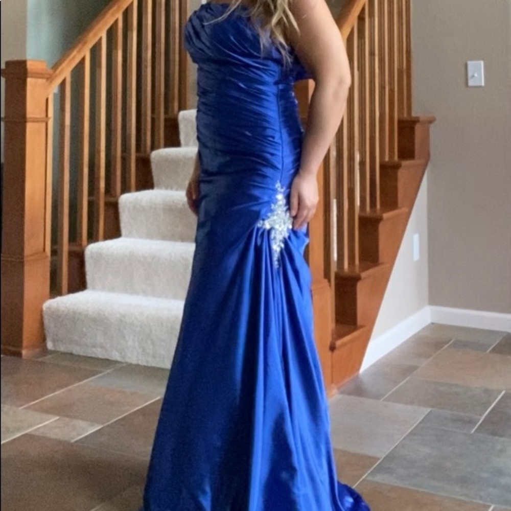 Royal blue, it fits size 4-6.